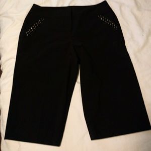 ESSENTIALS Black capris